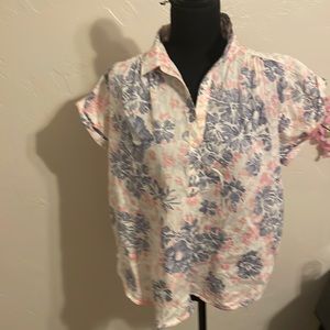 Gap floral top with three buttons